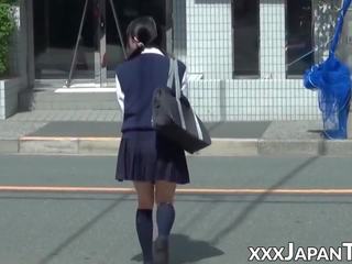 Litt japansk elskling leker fitte løpet truser i