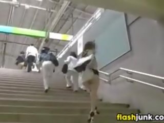 Japoniškas ponia nuogas į viešumas apie a subway