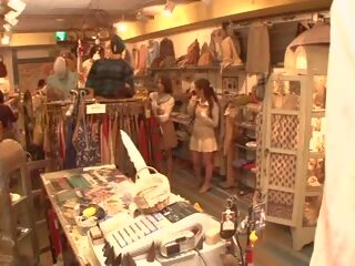 Japonais lesbienne boutique assistant