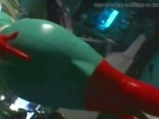 Hyvin tunnettu japanilainen sairaanhoitaja milks peniksen sisään punainen lateksi käsineet