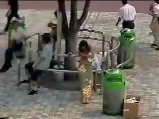 Spreminjanje v na ulica - japonsko mlada dama v javno prva del